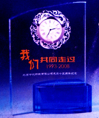 Blue-edged crystal plaque trophy for official recognition
